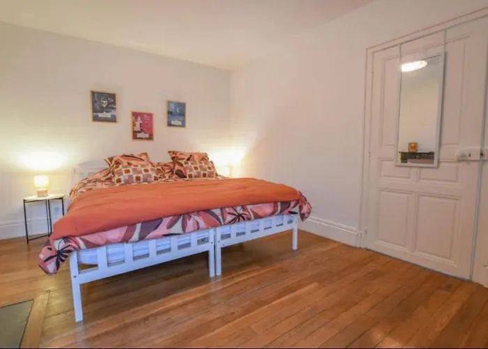 Aux Deux Cheminées Hébergement de vacances *